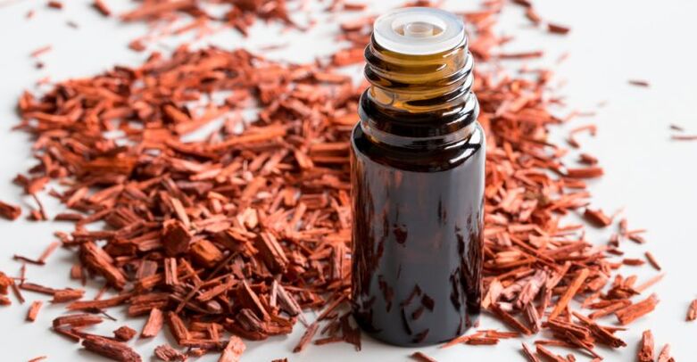 Sandalwood essential oil restores the moisture balance in the skin
